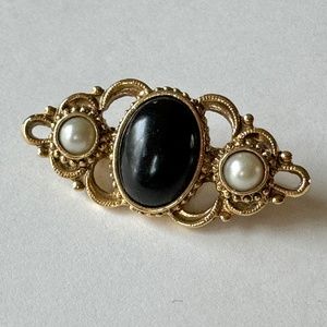 Classic brooch, pearl, black, gold bar pin